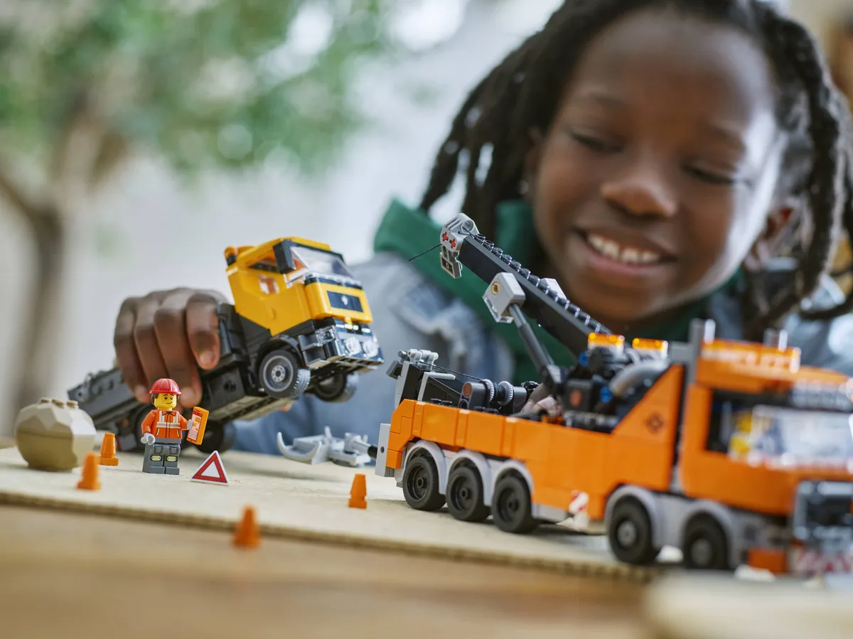 LEGO Heavy-Duty Recovery Tow Truck with Crane (60467) - image 7