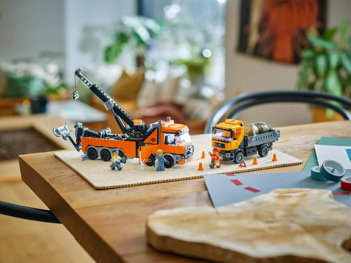 LEGO Heavy-Duty Recovery Tow Truck with Crane (60467) - image 8