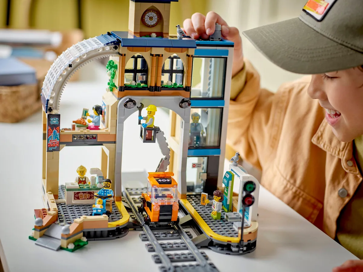 LEGO Central Train Station (60469) - image 7