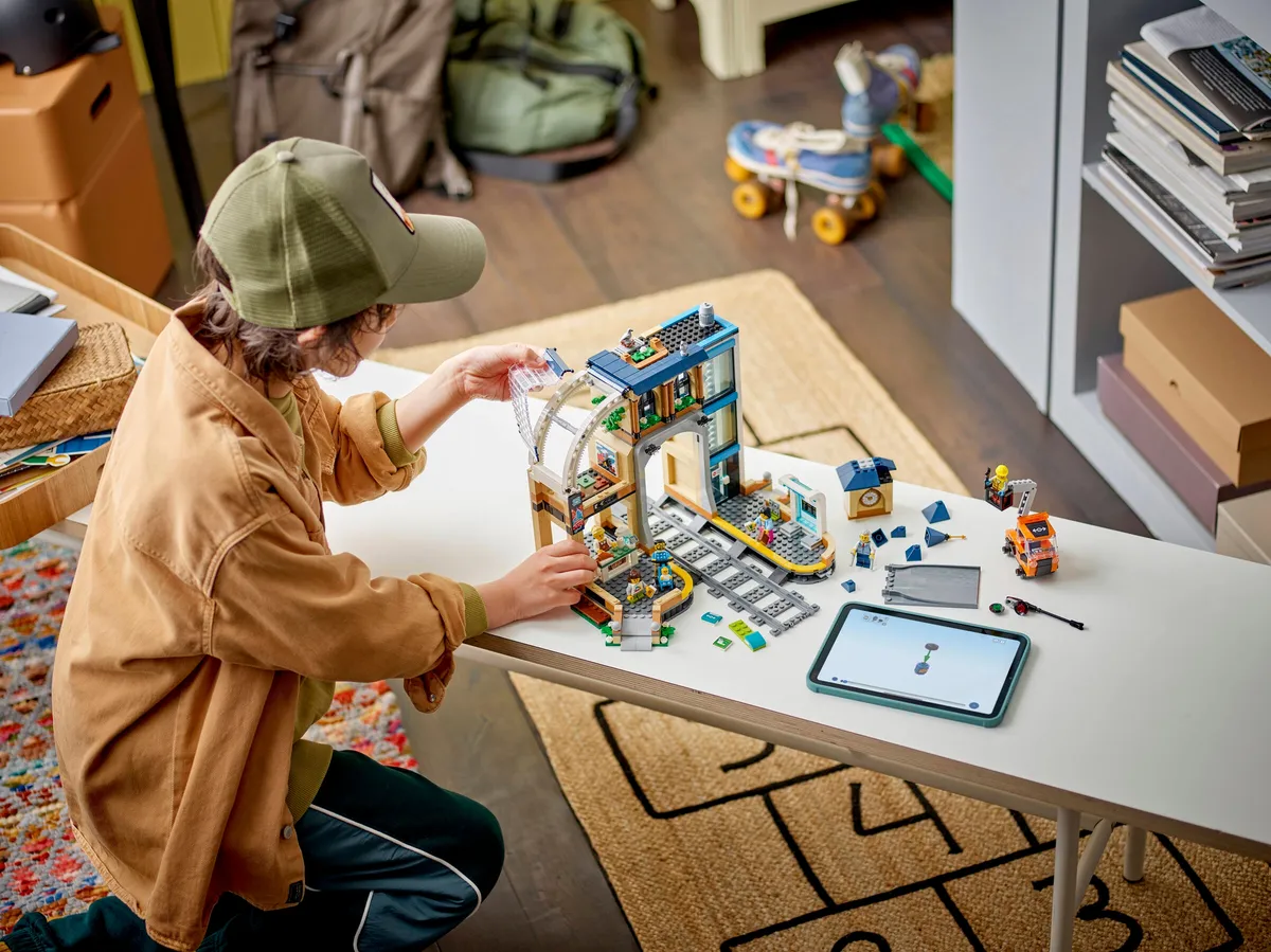LEGO Central Train Station (60469) - image 8