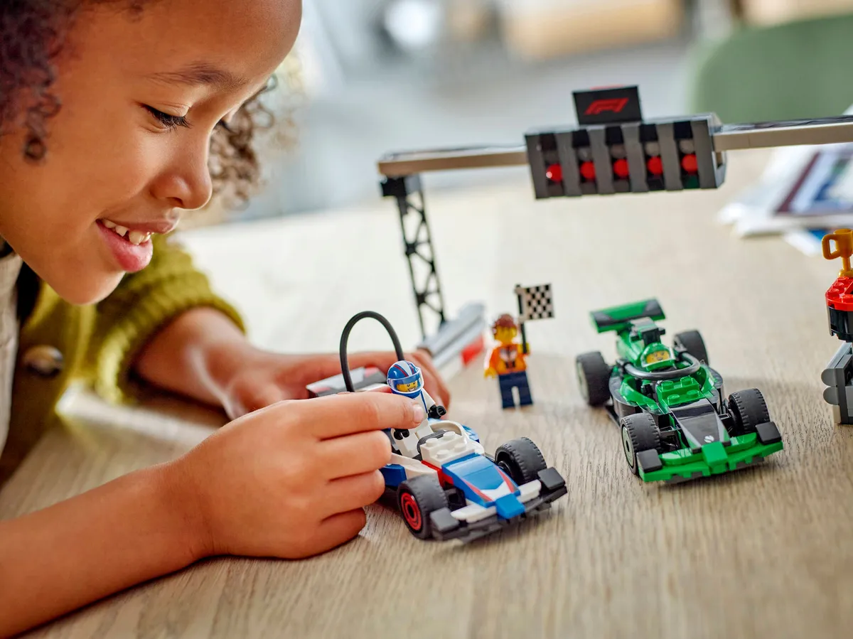LEGO F1® Grid with VCARB & Sauber Race Cars (60474) - image 5