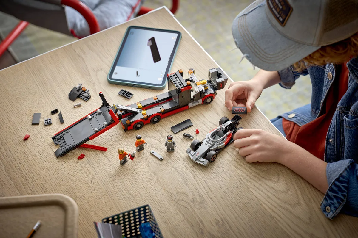 LEGO F1® Display Truck with Audi F1® Race Car (60493) - afbeelding 8