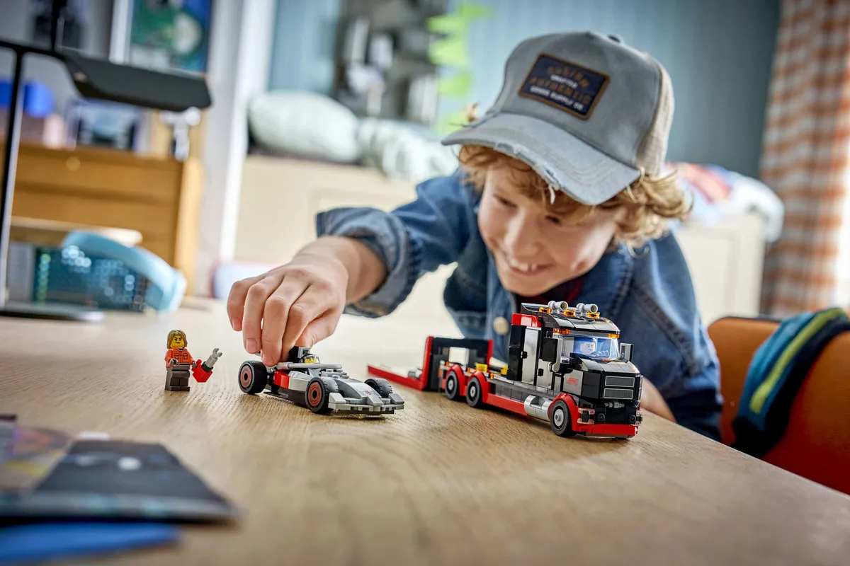 LEGO F1® Display Truck with Audi F1® Race Car (60493) - afbeelding 5