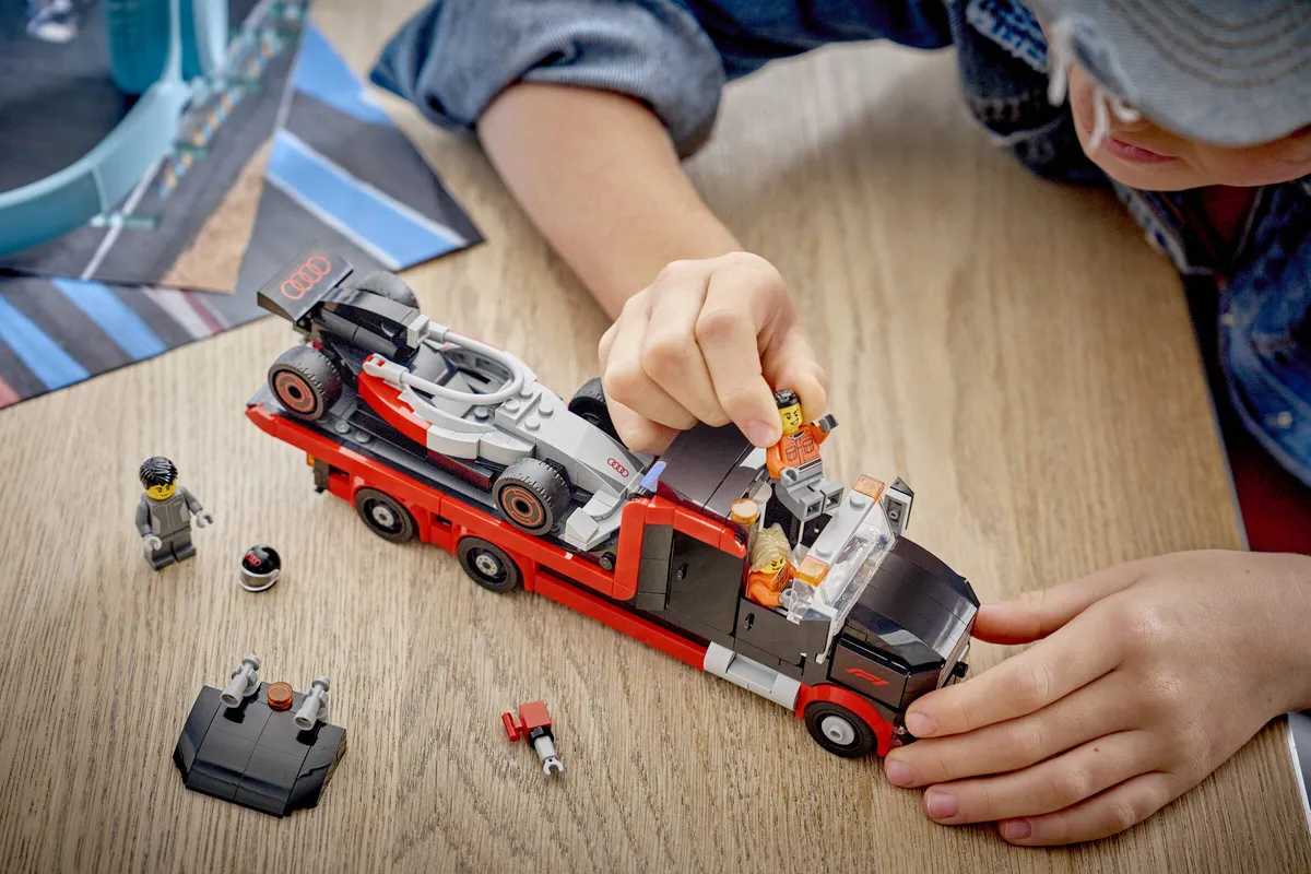 LEGO F1® Display Truck with Audi F1® Race Car (60493) - afbeelding 6