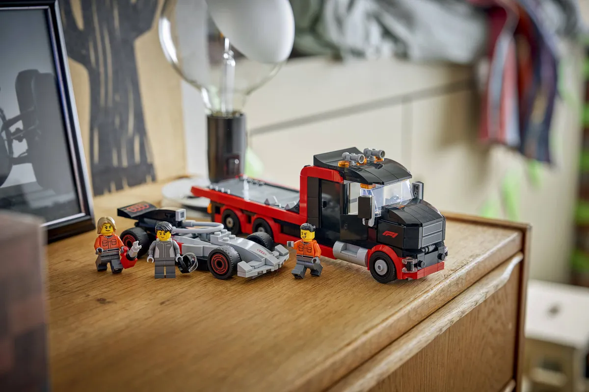 LEGO F1® Display Truck with Audi F1® Race Car (60493) - afbeelding 7