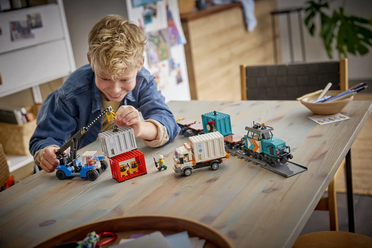 LEGO Harbor Freight Train with Crane & Truck (60509) - Bild 8