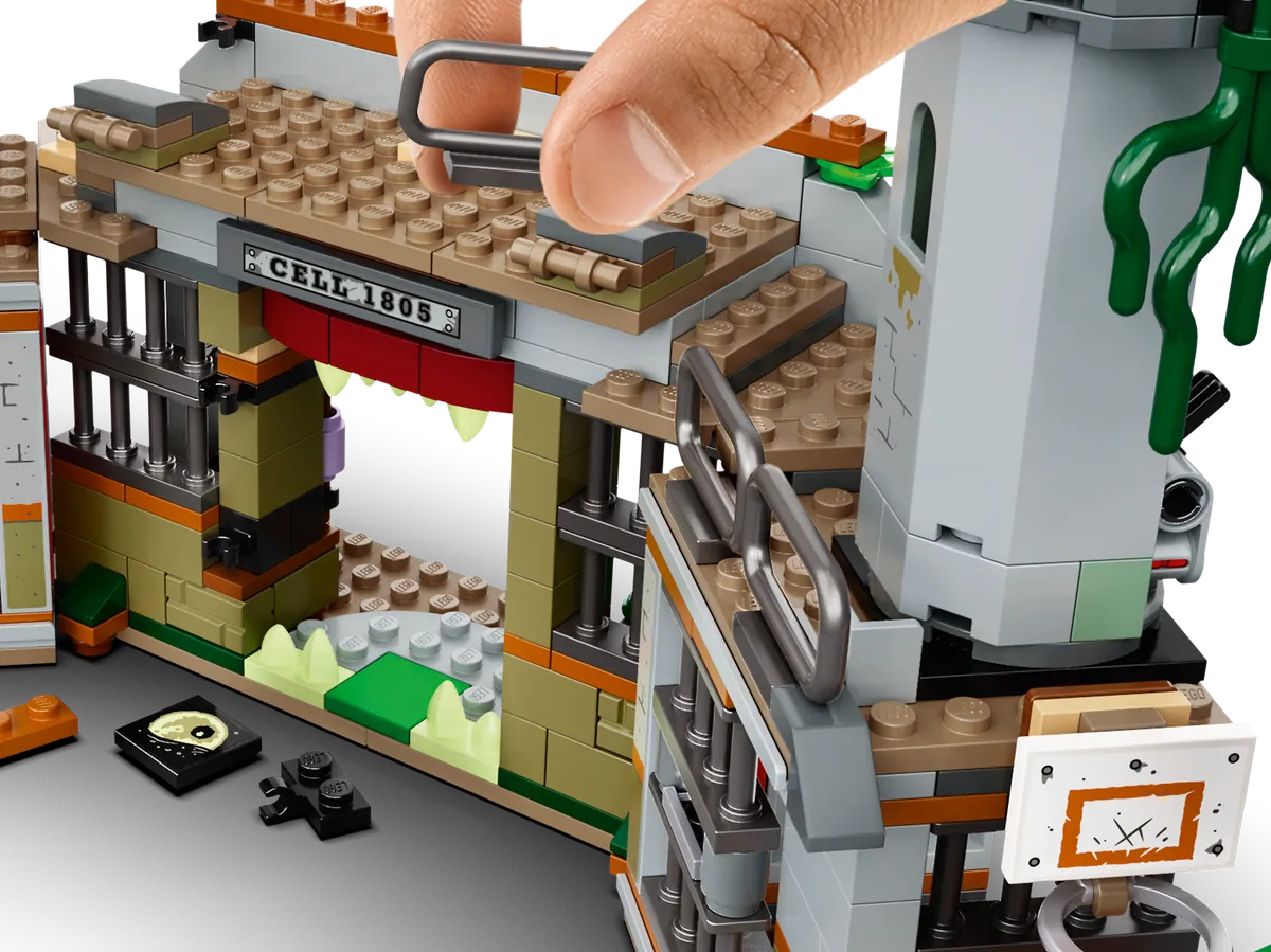 LEGO Newbury Abandoned Prison (70435) - Bild 8