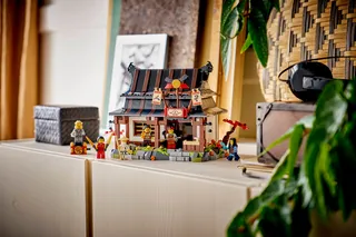 Four Weapons Blacksmith 15th Anniversary von LEGO – Produktfoto 11 von 13