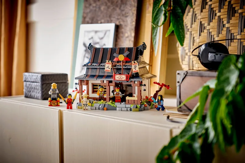 Four Weapons Blacksmith 15th Anniversary von LEGO – Produktfoto 11 von 13