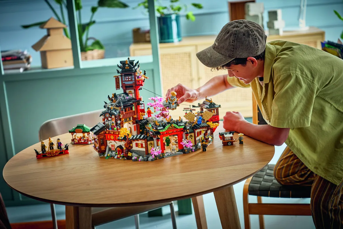 LEGO The Old Town 15th Anniversary (71861) - Bild 9