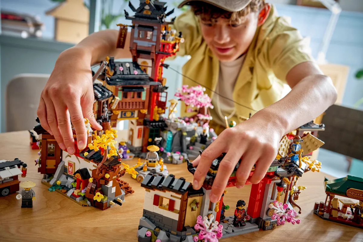 LEGO The Old Town 15th Anniversary (71861) - Bild 10