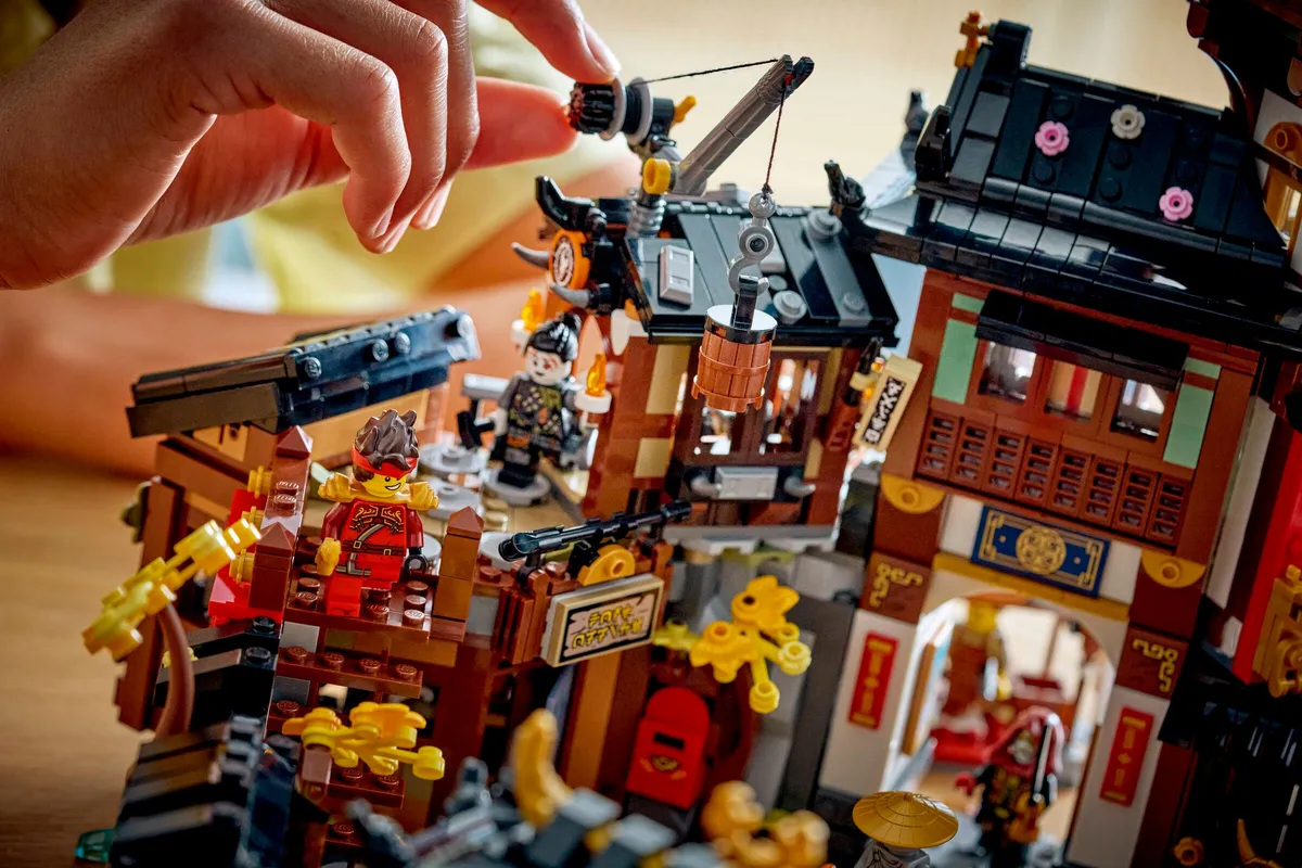 LEGO The Old Town 15th Anniversary (71861) - Bild 15