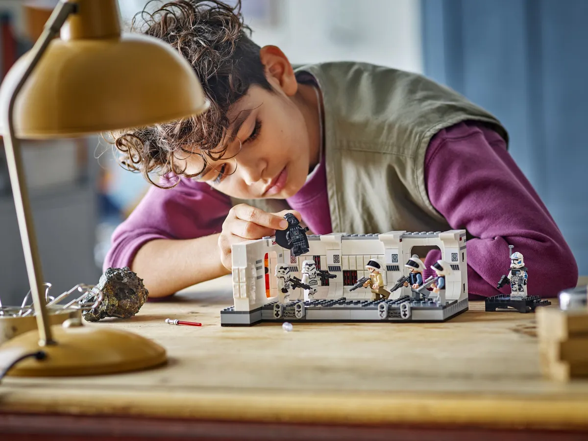 LEGO Boarding the Tantive IV™ (75387) - Bild 6