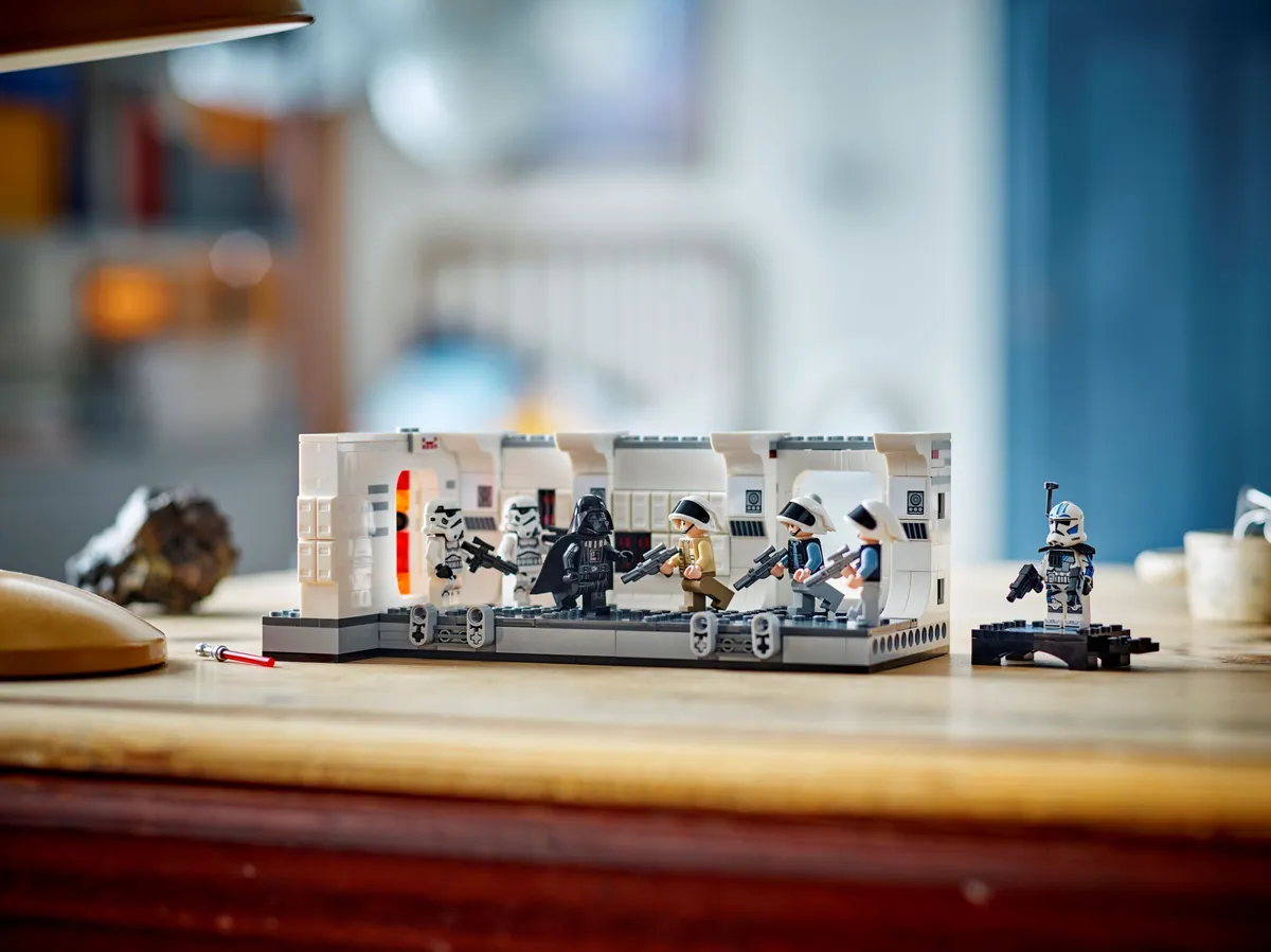 LEGO Boarding the Tantive IV™ (75387) - Bild 7