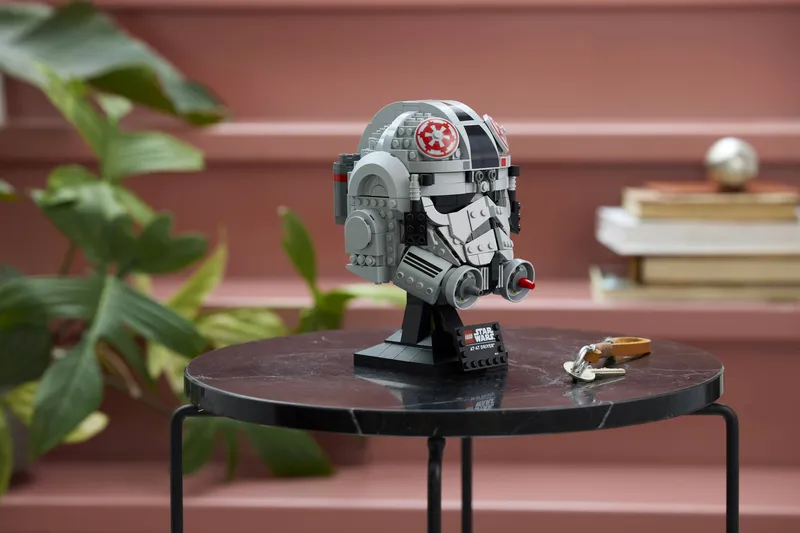 AT-AT Driver™ Helmet von LEGO – Produktfoto 7 von 8