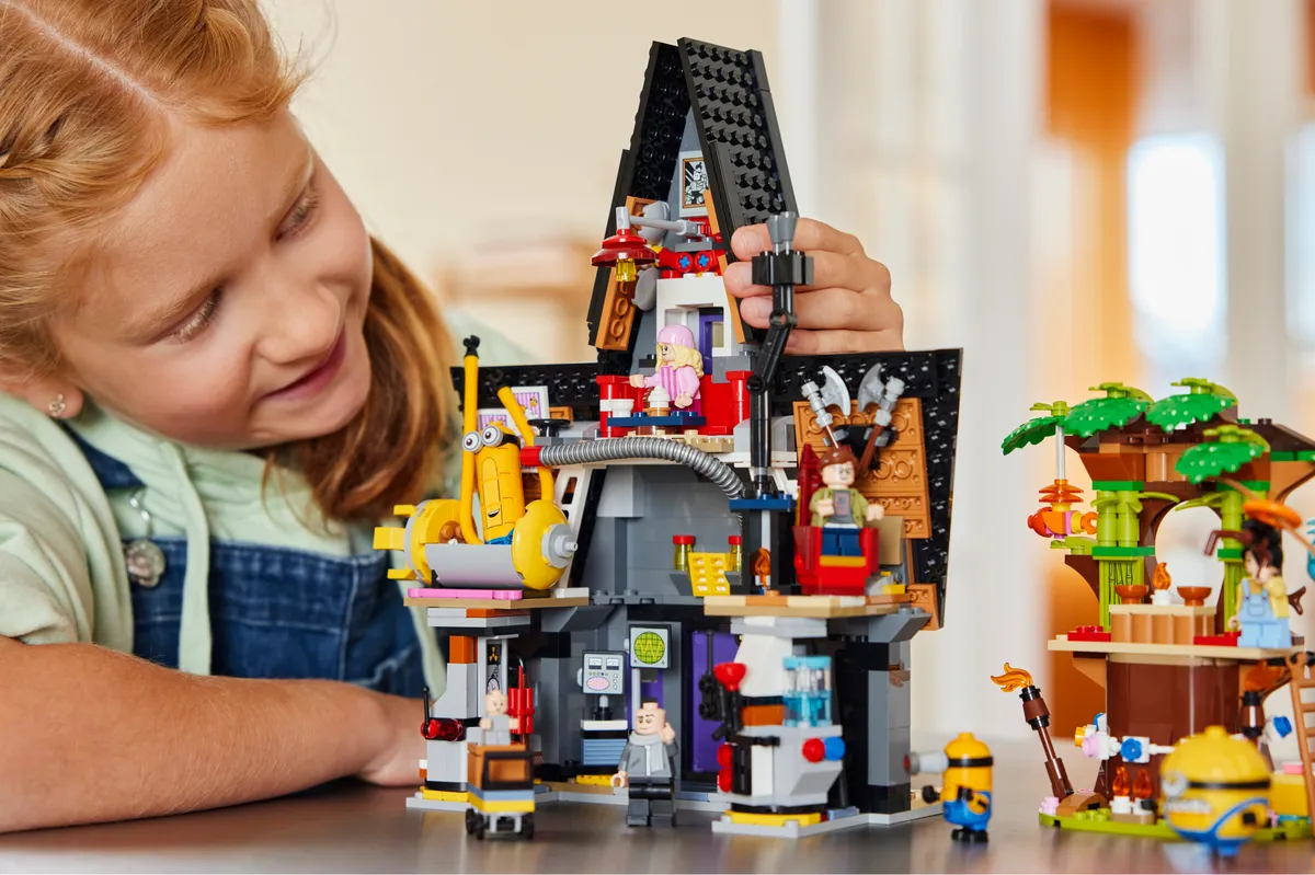 LEGO Minions and Gru's Family Mansion (75583) - Bild 6