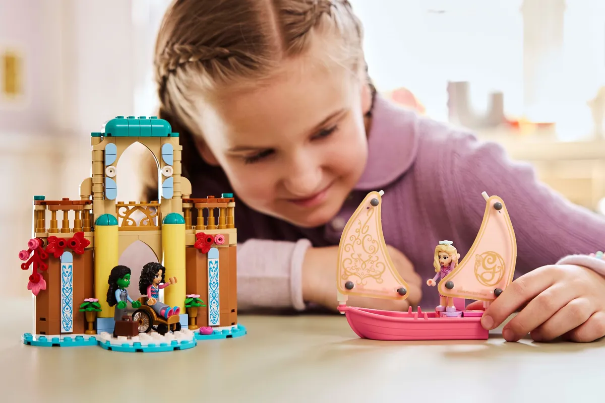 LEGO Glinda, Elphaba & Nessarose at Shiz University (75681) - image 4