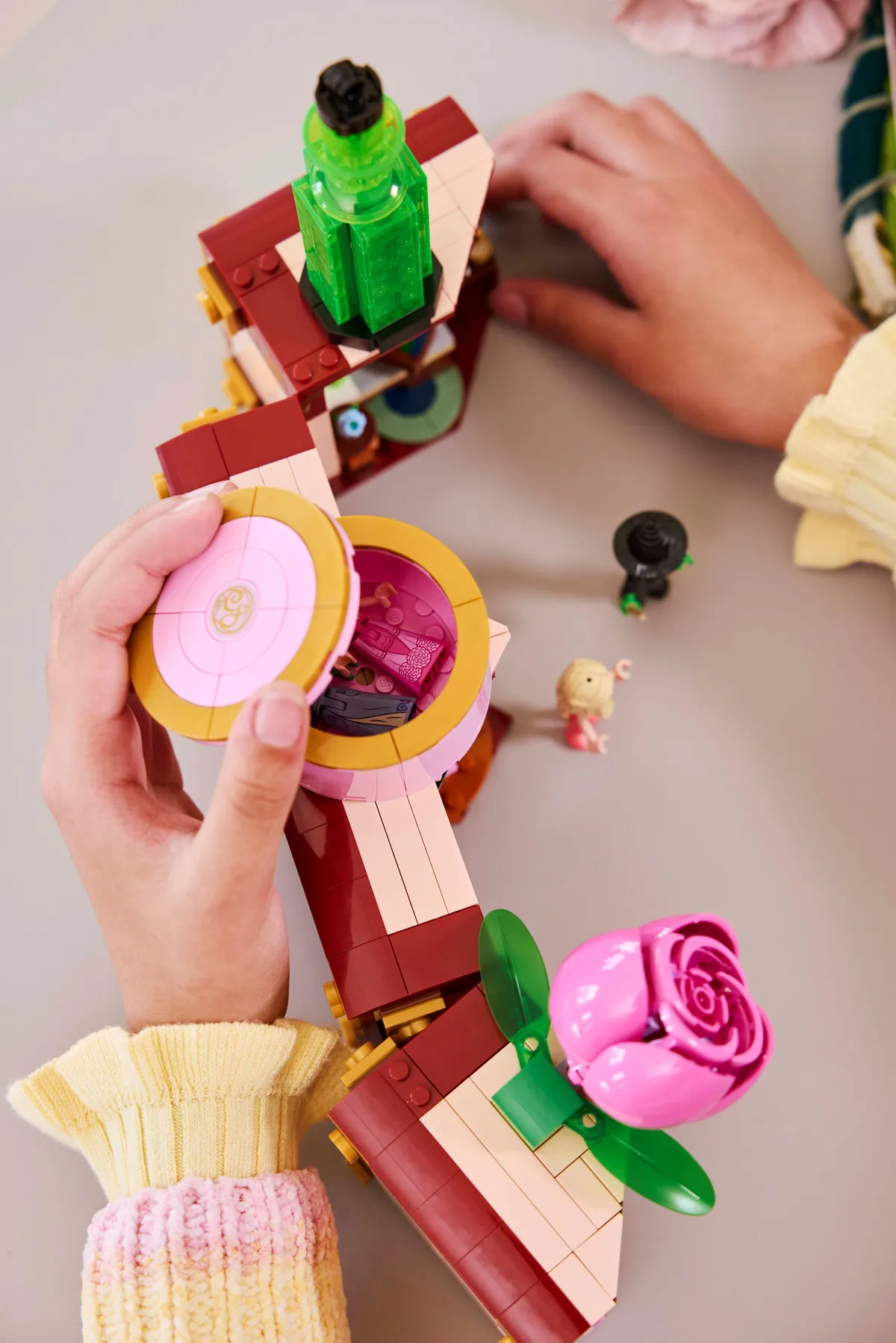 LEGO Glinda & Elphaba's Dormitory (75683) - afbeelding 8
