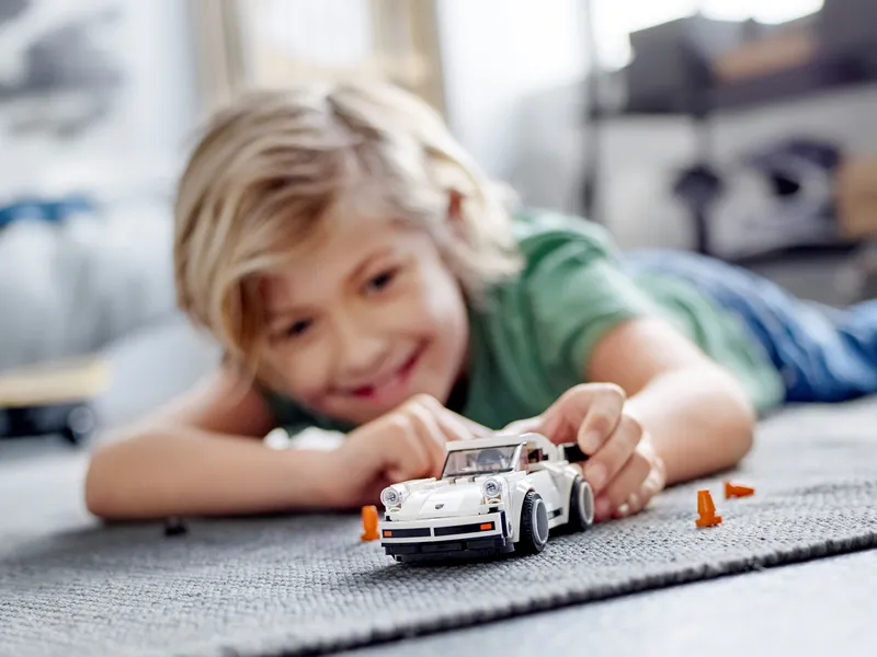 1974 Porsche 911 Turbo 3.0 van LEGO – productfoto 8 van 10