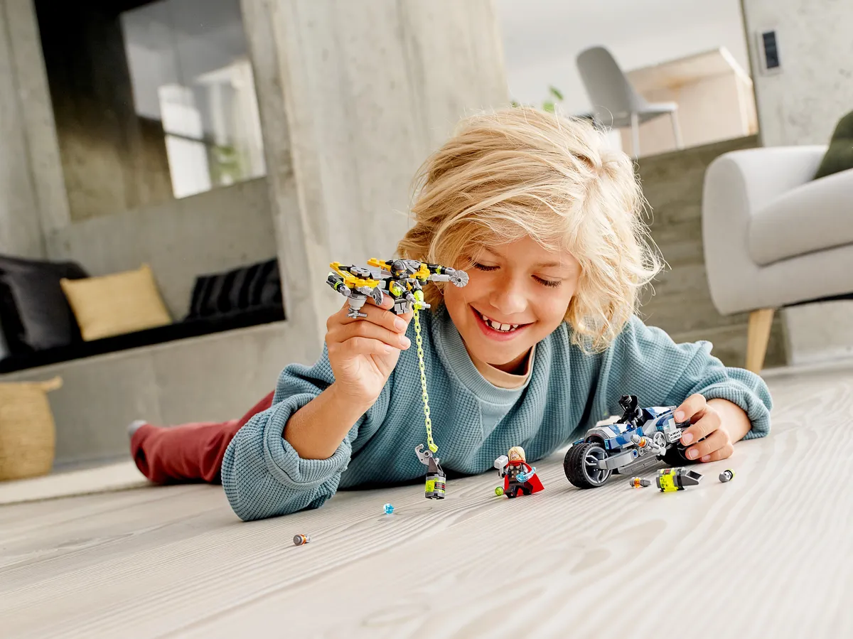 LEGO Avengers Speeder Bike Attack (76142) - Bild 8