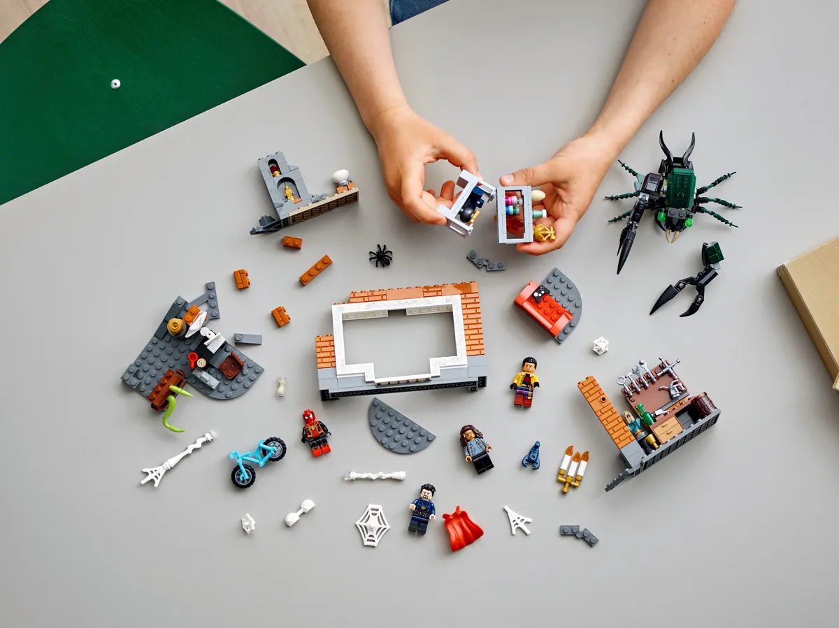 LEGO Spider-Man at the Sanctum Workshop (76185) - Bild 3