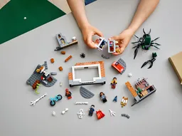 LEGO Spider-Man at the Sanctum Workshop (76185) - image 3