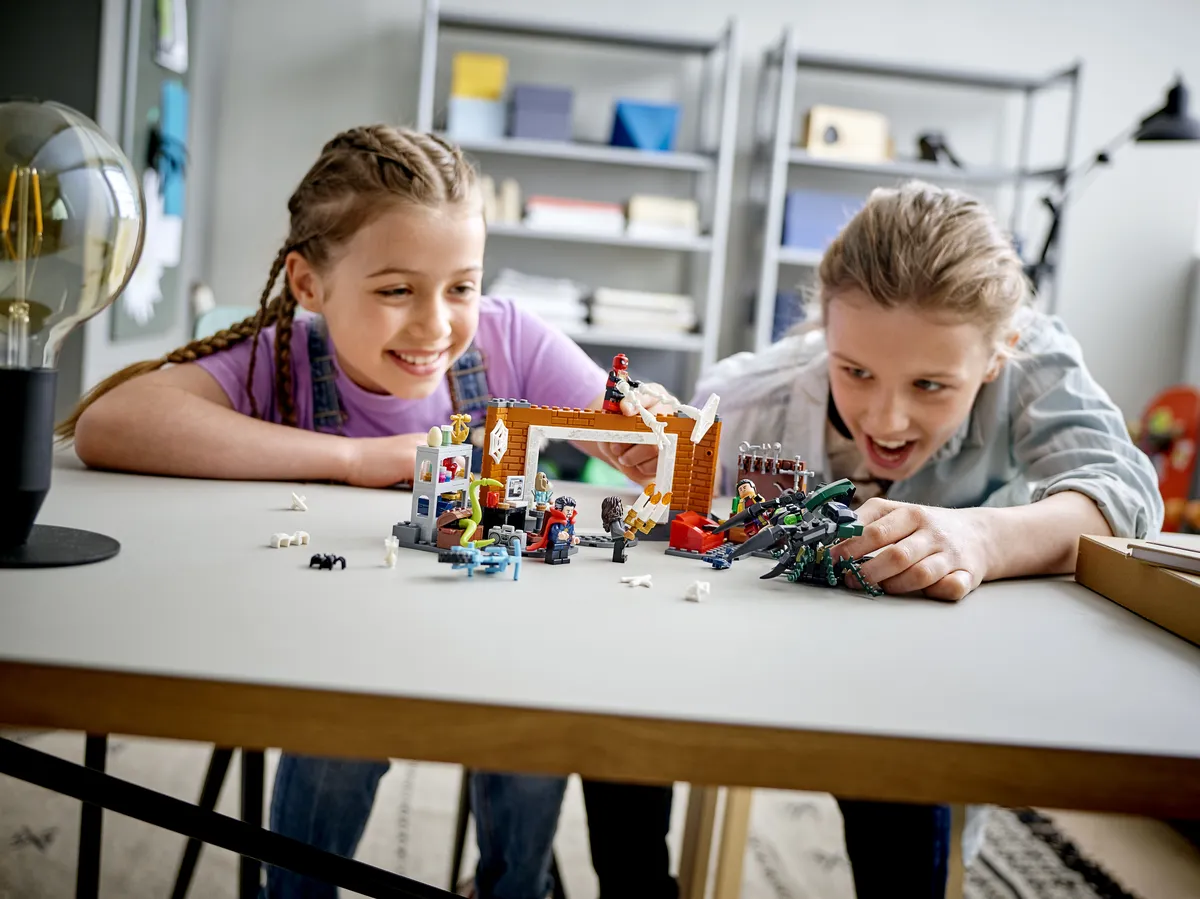 LEGO Spider-Man at the Sanctum Workshop (76185) - Bild 4