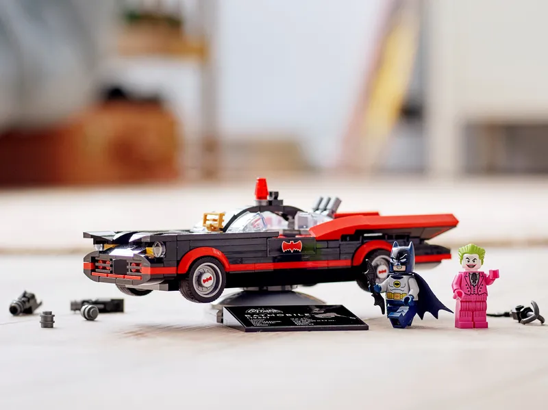Batman™ Classic TV Series Batmobile™ van LEGO – productfoto 11 van 11
