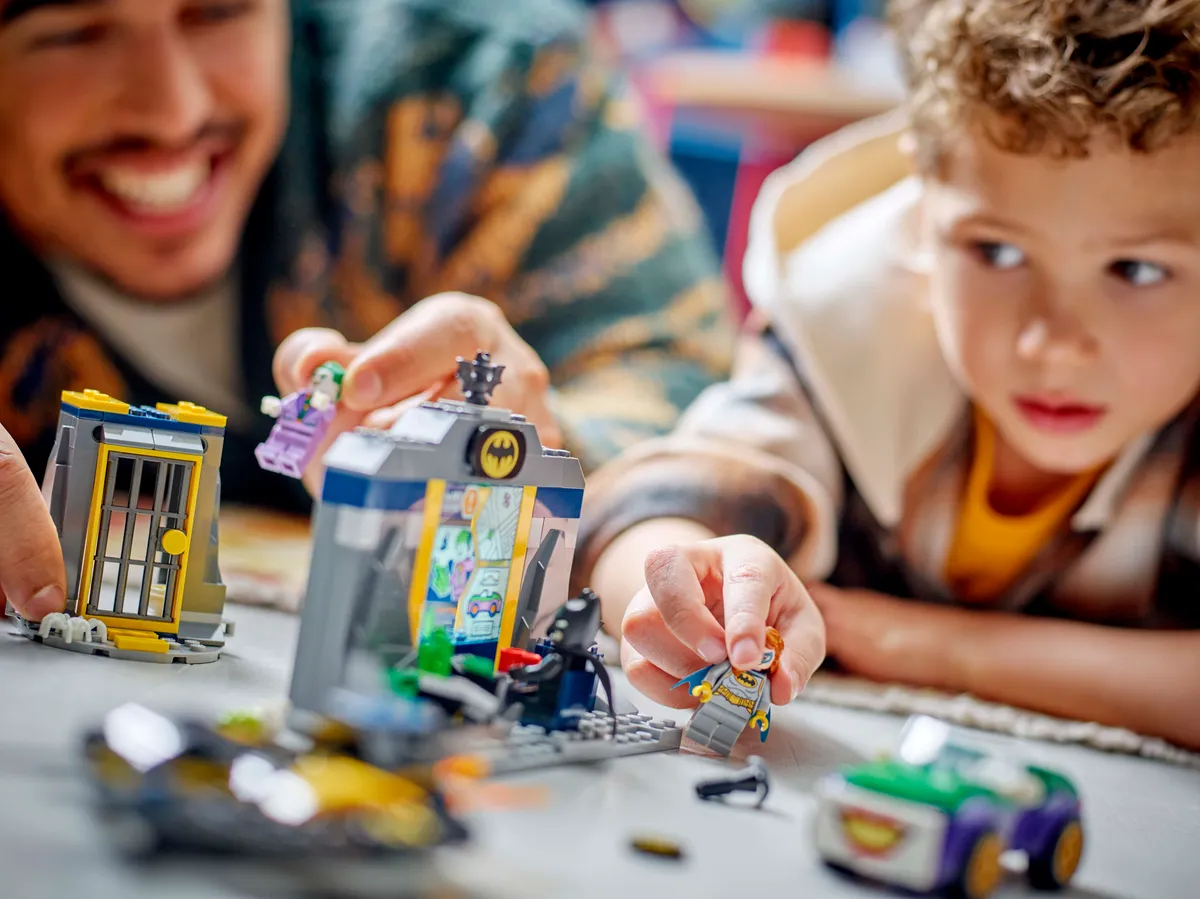 LEGO The Batcave™ with Batman™, Batgirl™ and The Joker™ (76272) - image 7