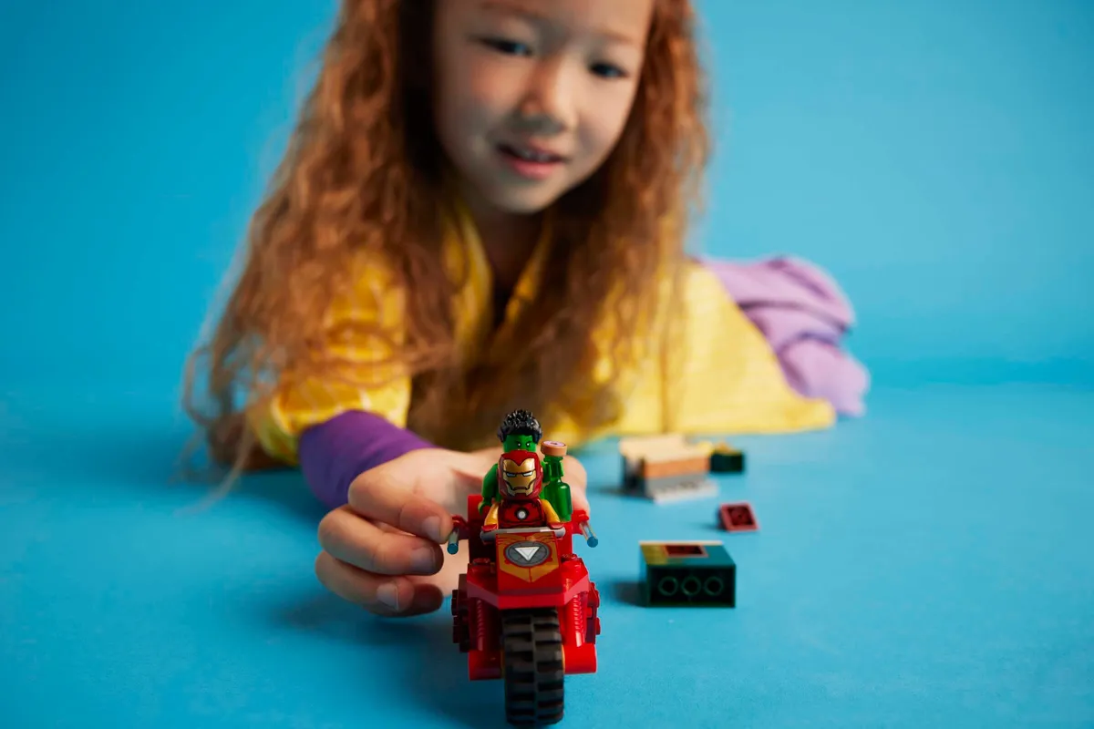 LEGO Iron Man with Bike and The Hulk (76287) - Bild 3