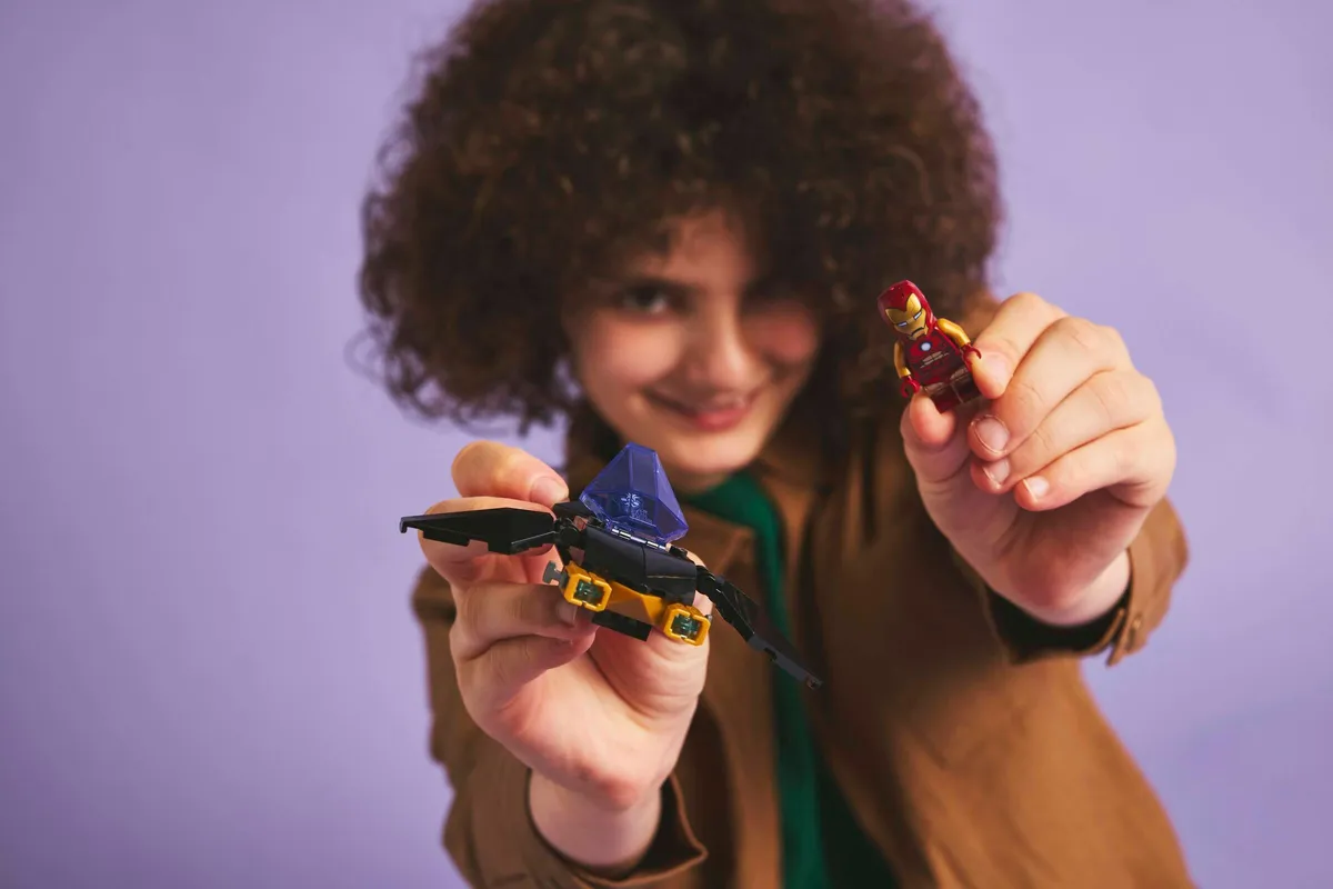 LEGO Iron Man Car & Black Panther vs. Red Hulk (76310) - Bild 6