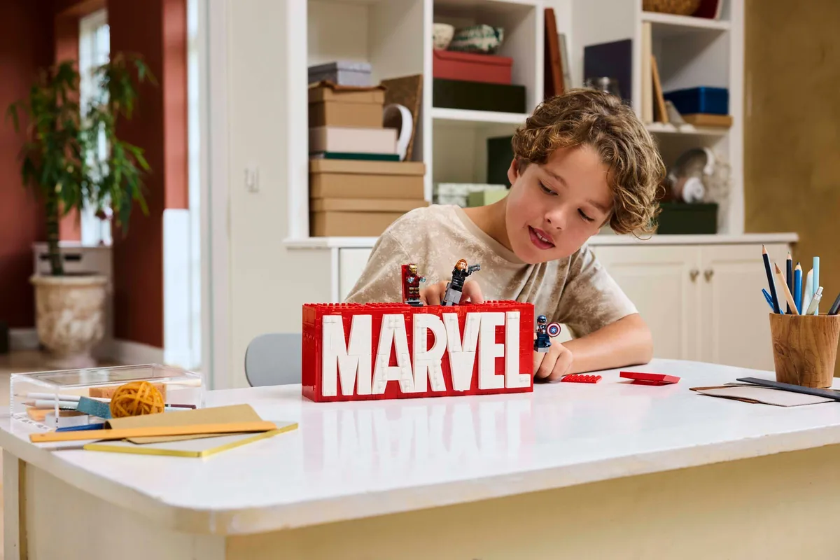 LEGO MARVEL Logo & Minifigures (76313) - Bild 6