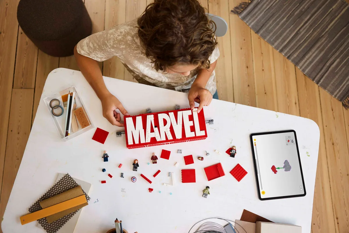 LEGO MARVEL Logo & Minifigures (76313) - Bild 7