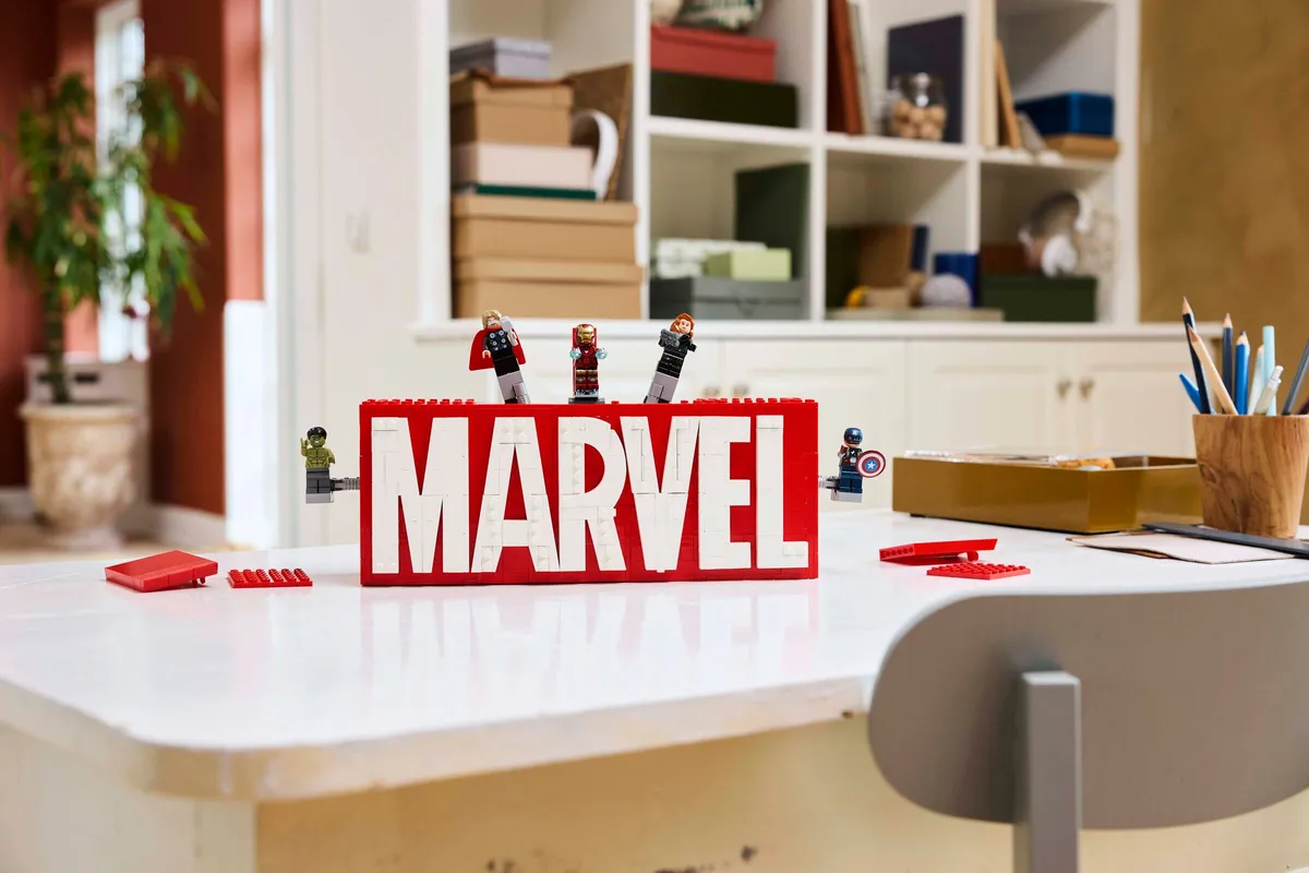 LEGO MARVEL Logo & Minifigures (76313) - Bild 8