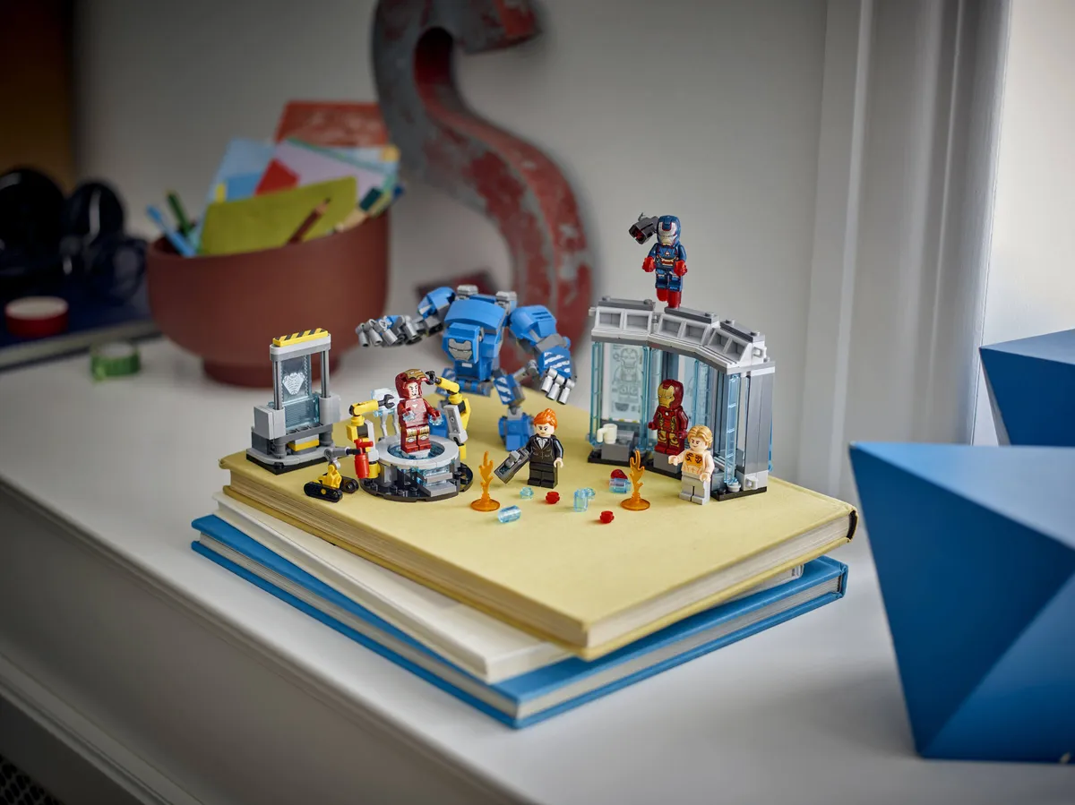 LEGO Iron Man's Laboratory: Hall of Armor (76315) - Bild 9
