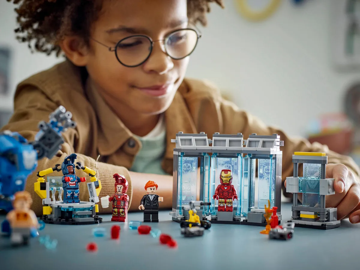LEGO Iron Man's Laboratory: Hall of Armor (76315) - Bild 8