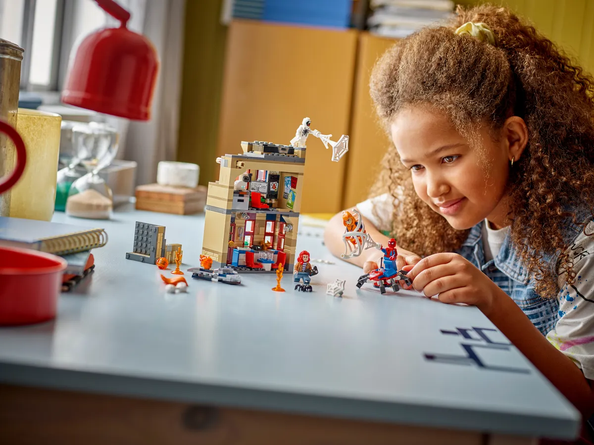LEGO Peter Parker’s Apartment (76317) - Bild 5