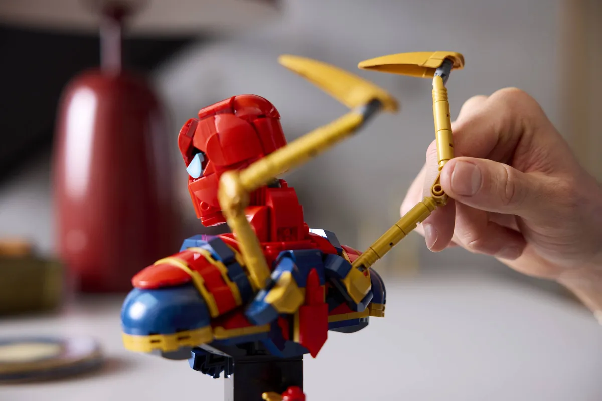 LEGO Iron Spider-Man Bust (76326) - Bild 3