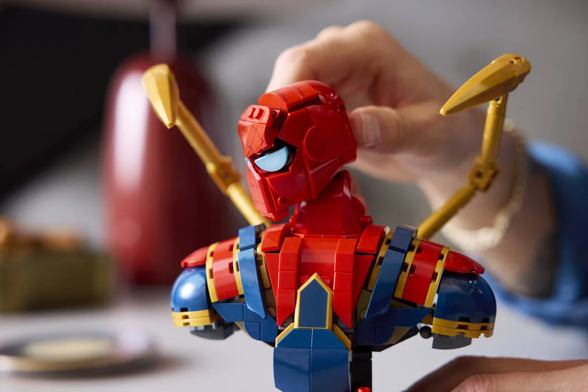 LEGO Iron Spider-Man Bust (76326) - Bild 4