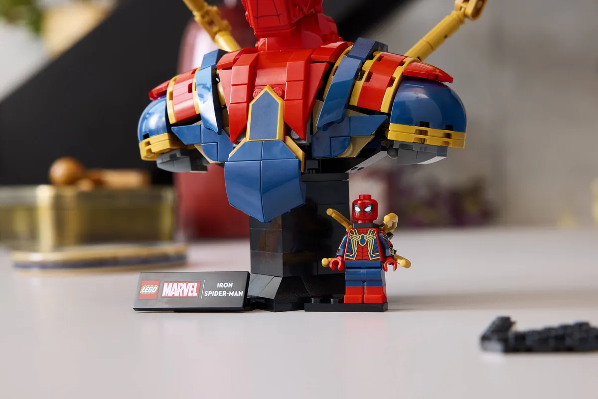 LEGO Iron Spider-Man Bust (76326) - Bild 5