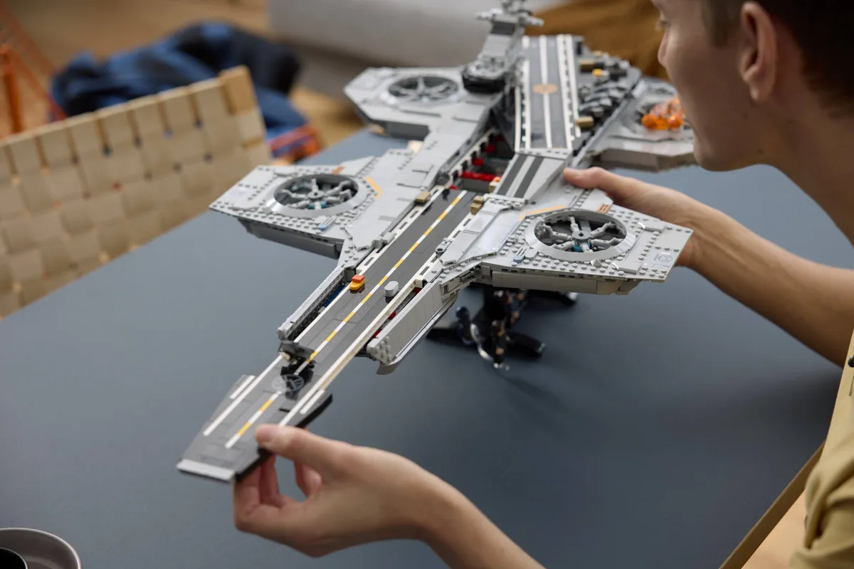 LEGO S.H.I.E.L.D. Helicarrier (76354) - image 9