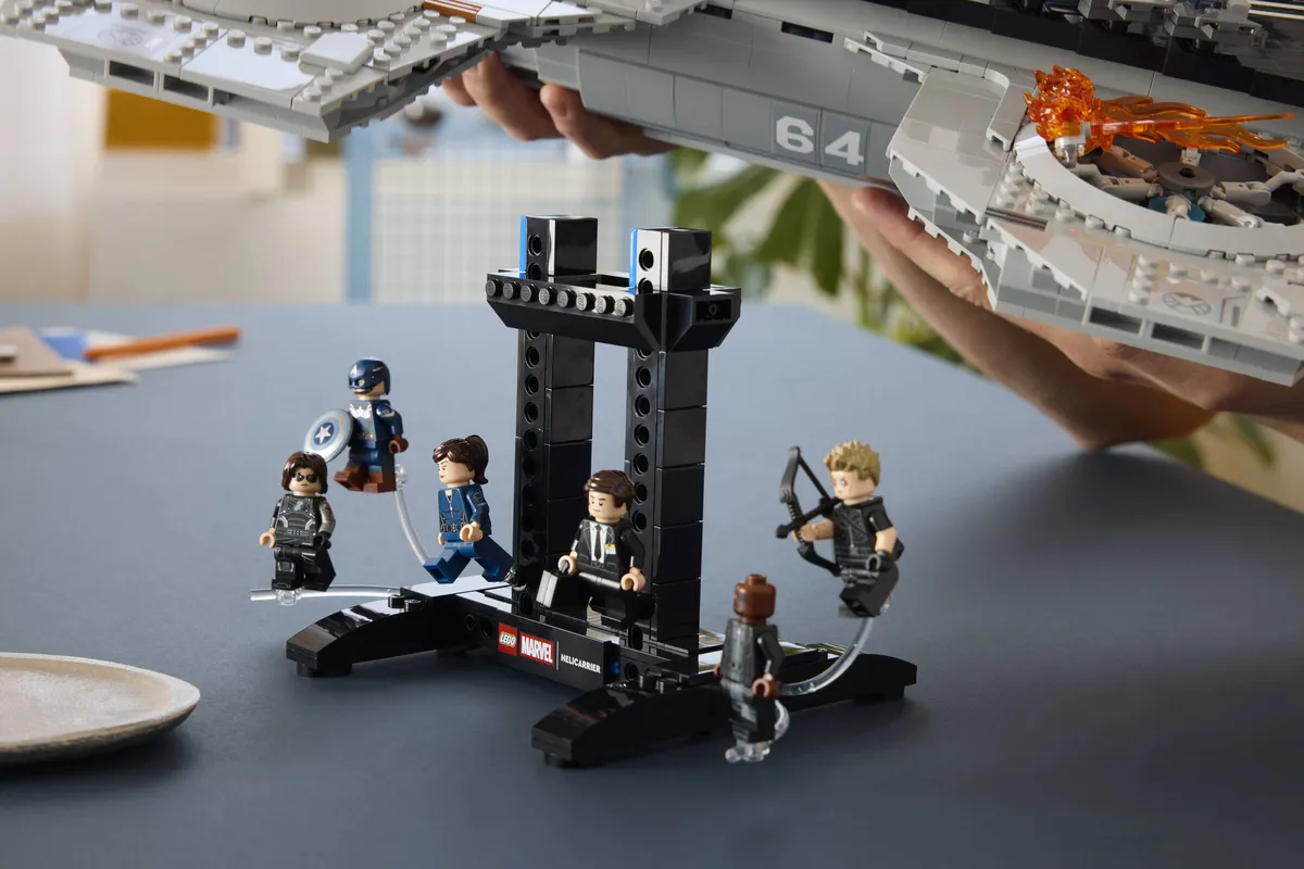 LEGO S.H.I.E.L.D. Helicarrier (76354) - image 11