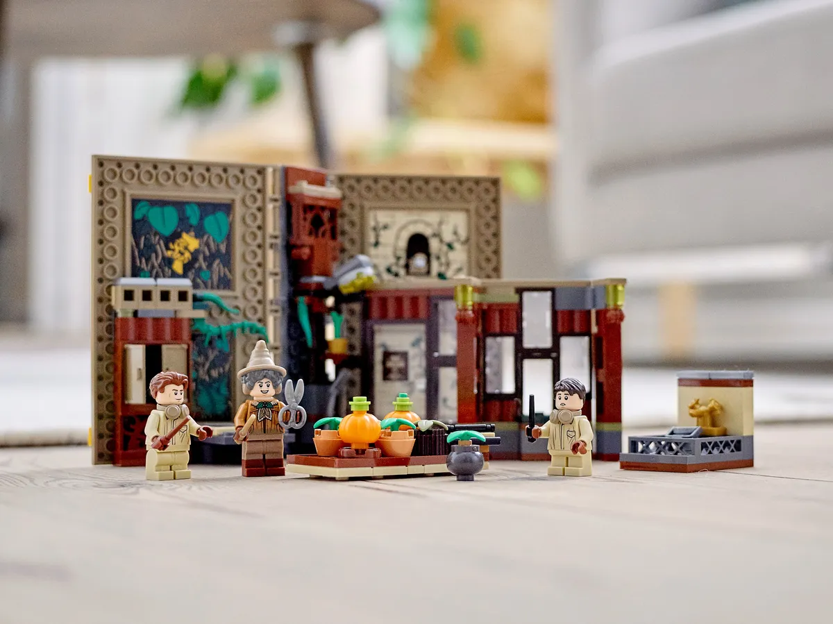 LEGO Hogwarts™ Moment: Herbology Class (76384) - image 12