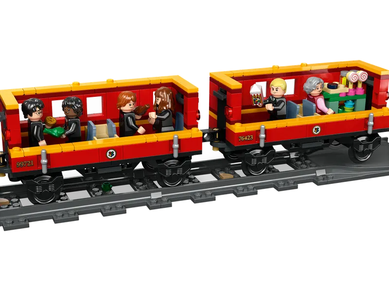 LEGO 76423 Hogwarts Express Train Set with Hogsmeade Station detailbeeld van de treinwagons