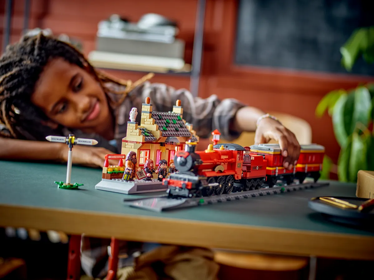 LEGO Hogwarts Express ™ Train Set with Hogsmeade Station™ (76423) - Bild 8