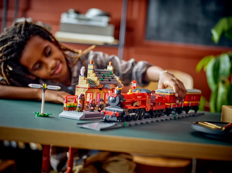 Hogwarts Express ™ Train Set with Hogsmeade Station™ by LEGO – product photo 9 of 9