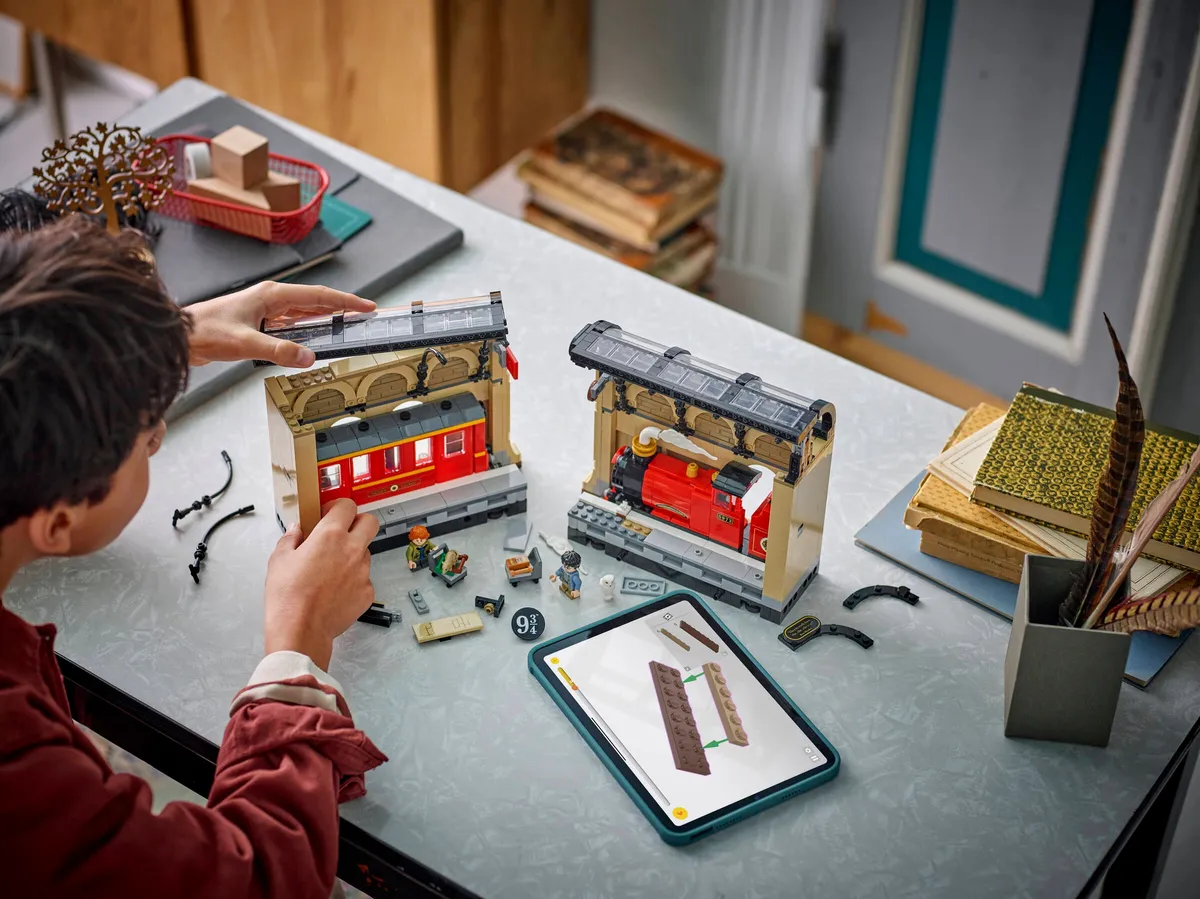 LEGO Book Nook: Hogwarts™ Express (76450) - Bild 14