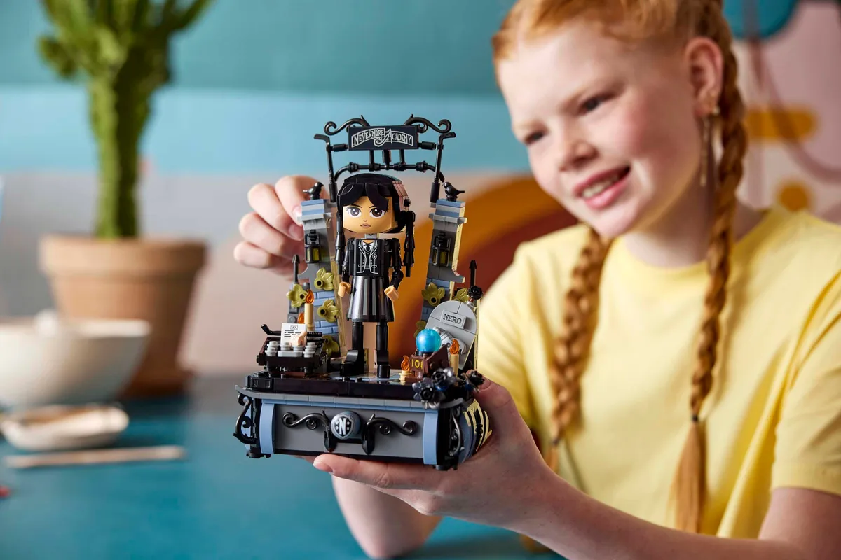 LEGO Wednesday Addams Figure (76780) - Bild 5