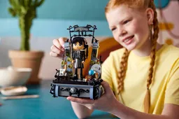 LEGO Wednesday Addams Figure (76780) - afbeelding 5