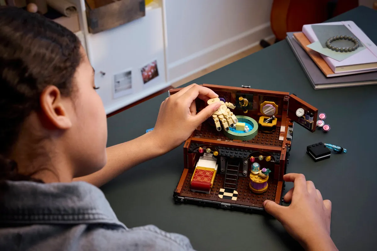 LEGO Thing's Apartment (76785) - image 8